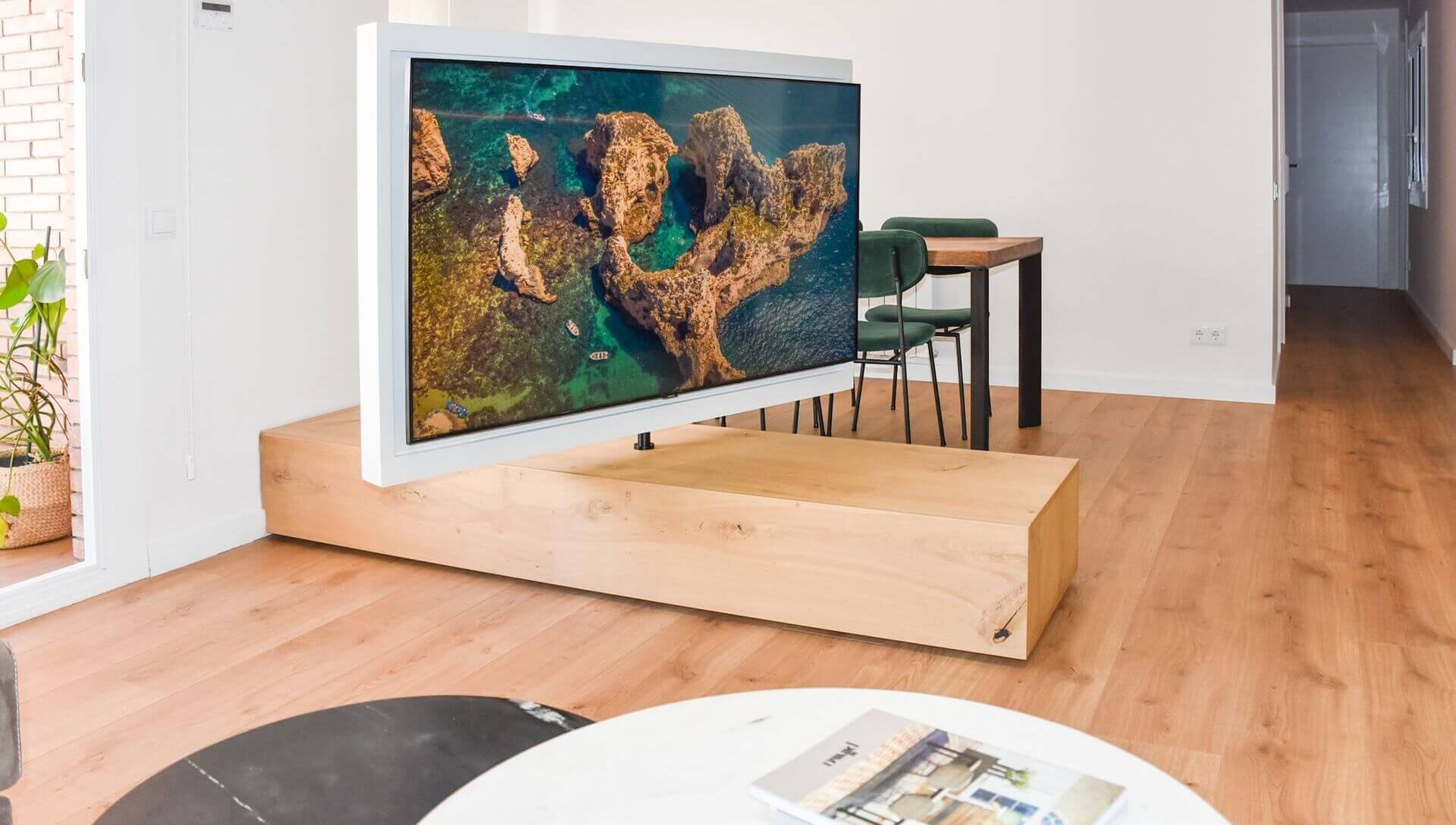 Mueble bajo con tv giratoria. 2.700€ Aprox