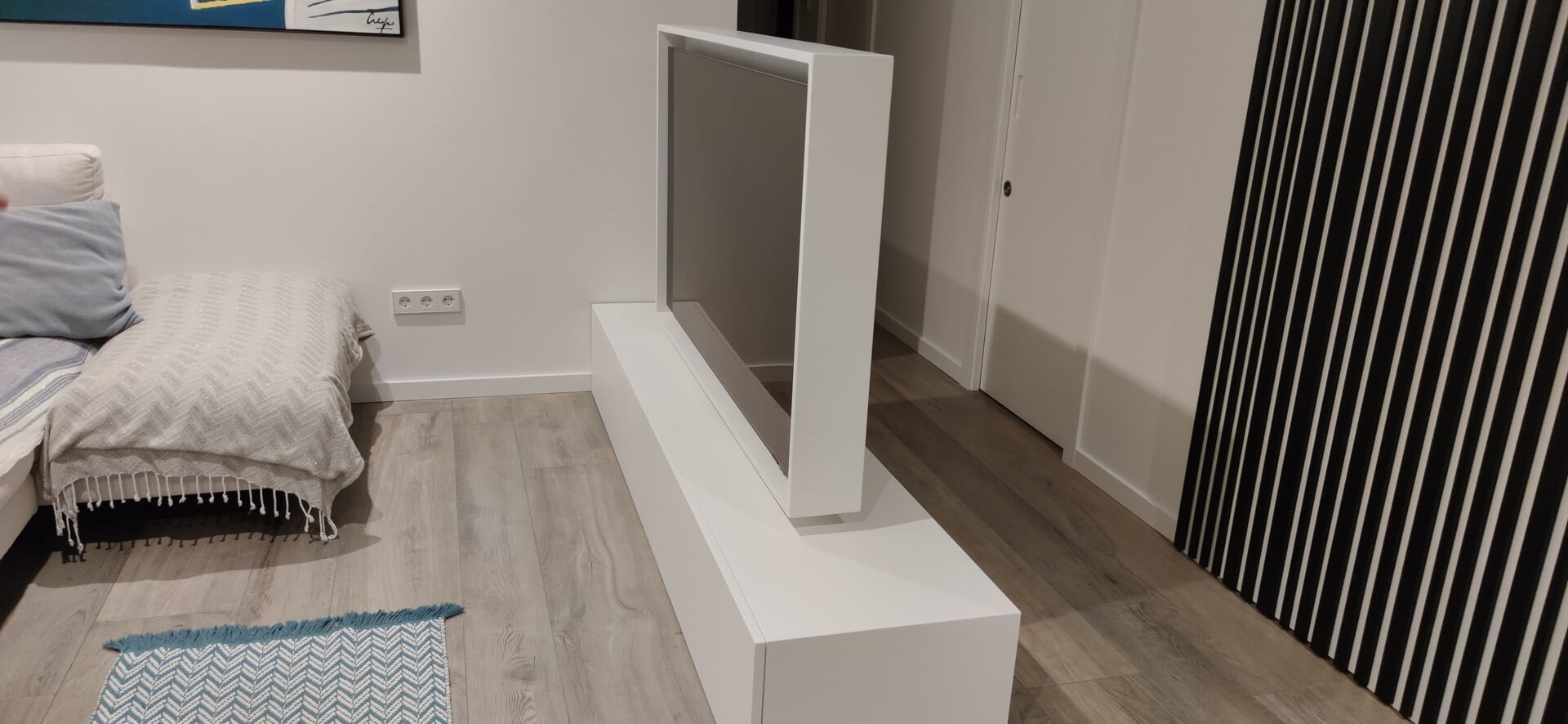 Mueble tv giratorio blanco lacado. (Benicassim) 3.700€ Aprox