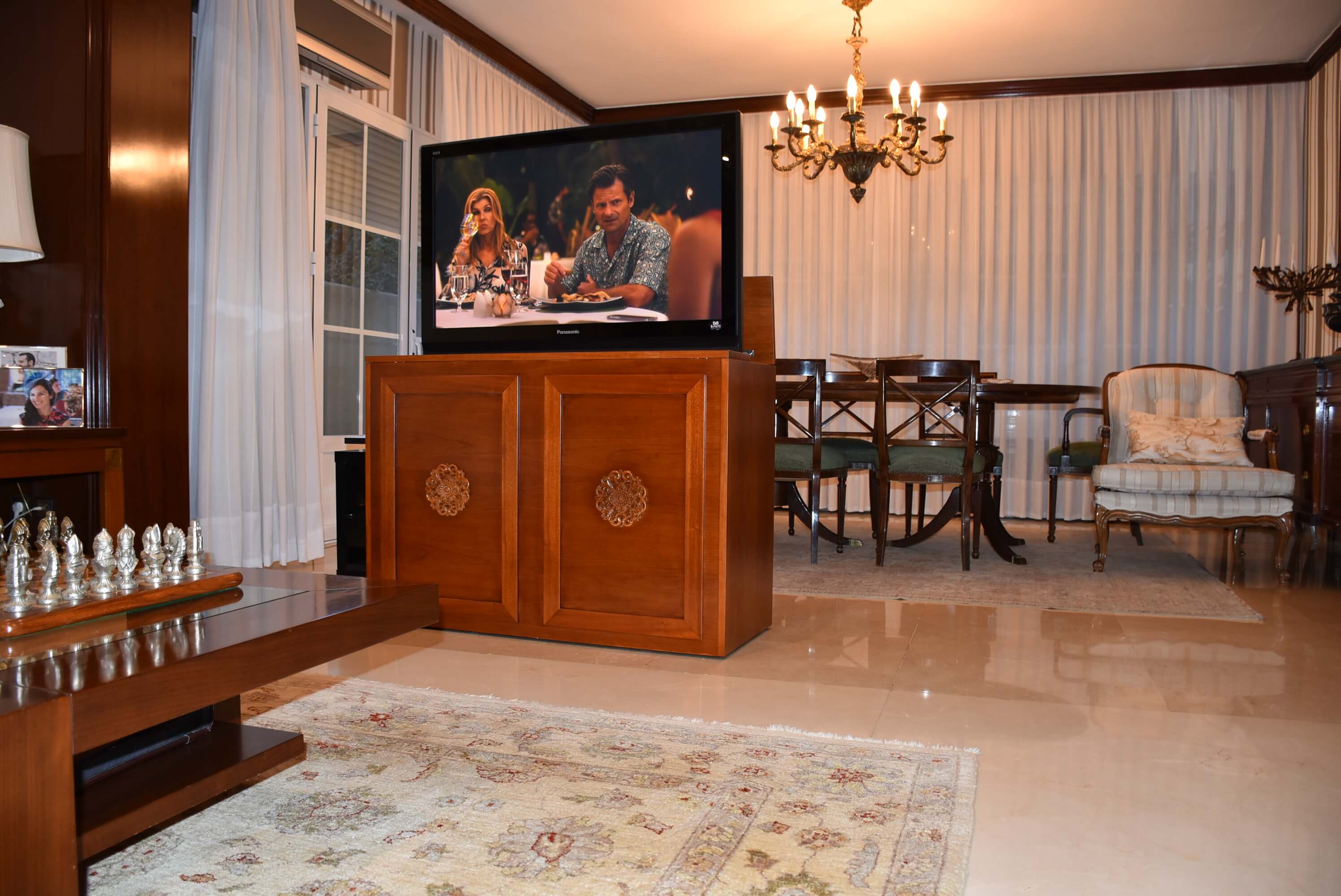 Mueble aparador clásico en cerezo con tv oculta (Majadahonda). 4.500€ Aprox