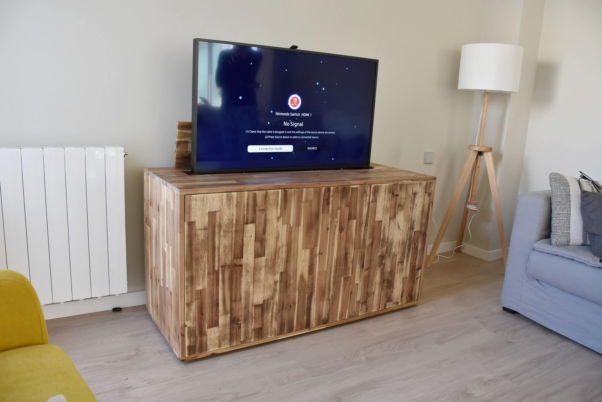 Mueble tv oculta en madera maciza de Acacia. 2.700€ Aprox