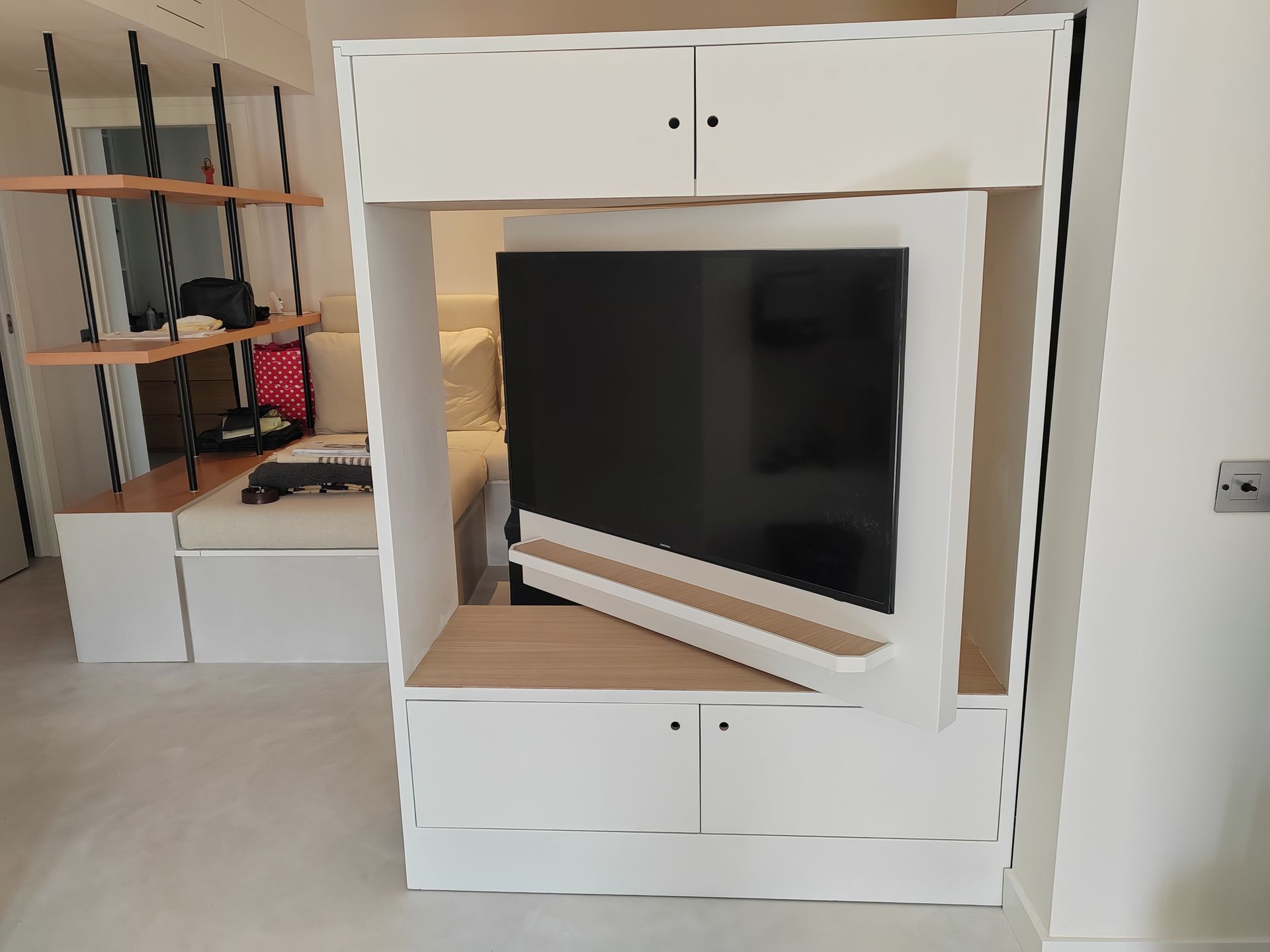 Mueble tv oculto en pared, giratorio (Barcelona) 4.700€ Aprox